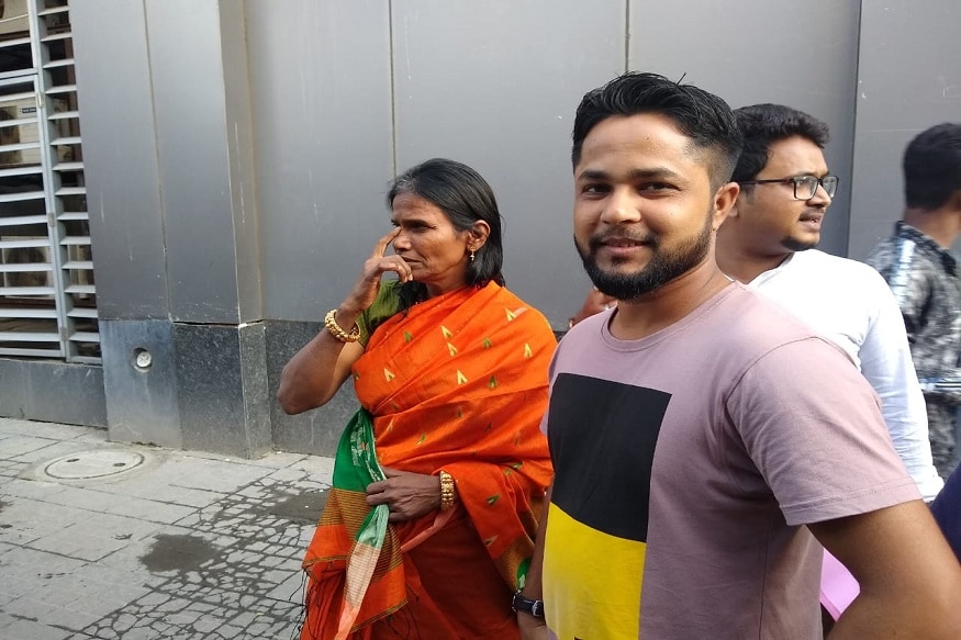 পরণে কমলা শাড়ি হাতে সোনালি বালা খোলা চুলে রাণু নিজের সিগনেচার লুকেই হাজির হয়েছিলেন ৷ এখন তিনি যে সেলিব্রিটি তা ফের বোঝা গেল ৷ সেলফি নিতে হাজির পথ চলতি মানুষ থেকে অফিসের কর্মীরা ৷ পরণে কমলা শাড়ি হাতে সোনালি বালা খোলা চুলে রাণু নিজের সিগনেচার লুকেই হাজির হয়েছিলেন ৷ এখন তিনি যে সেলিব্রিটি তা ফের বোঝা গেল ৷ সেলফি নিতে হাজির পথ চলতি মানুষ থেকে অফিসের কর্মীরা ৷