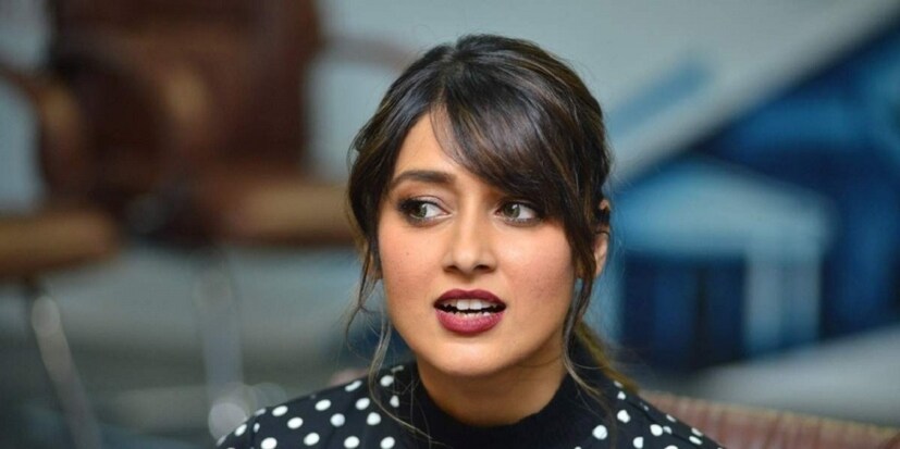 ট্যুইটারে নিজের অসুস্থতার বিষয়ে মুখ খোলার পর নেটিজেনরা নানাভাবে রিঅ্যাক্ট করেন। একদিনে যেমন অনেকে তাঁকে চিকিৎসকের কাছে যাওয়ার পরামর্শ দেন, তেমনই এমনও কমেন্ট রয়েছে, যেখানে তাঁকে মশকরা করে বলা হয় বাড়িতে মশা মারার ওসুধ ব্যবহার করতে! কেউ বলেন, রাতে তাঁর বাড়ির দরজা খোলা থাকে। তাই ইলিয়ানা ঘুমের মধ্যে হাঁটা শুরু করে নির্দ্ধিতায় তাঁর বাড়িতে চলে আসতে পারেন! 