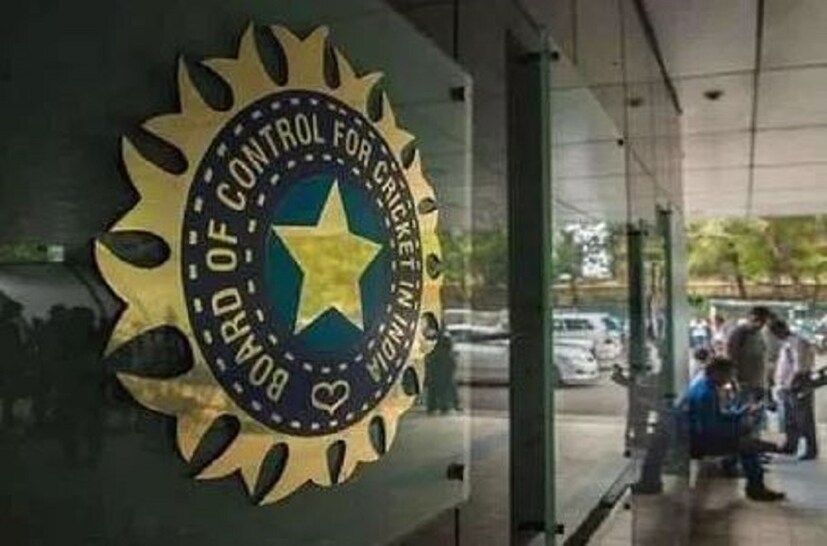 এই বিষয়ে তদন্ত শুরু করে দিয়েছে BCCI ৷ বিসিসিআইয়ের দুর্নীতি দমন শাখার পক্ষ থেকে প্রধান অজিত সিং জানিয়েছেন কোন কোন অজানা নম্বর থেকে হোয়াটসঅ্যাপগুলি এসছে তা ট্র্যাক করা হচ্ছে ৷ যাঁরা এই মেসেজ পেয়েছেন সেই ক্রিকেটারদের সঙ্গেও কথা বলা হয়েছে ৷ Photo- File 