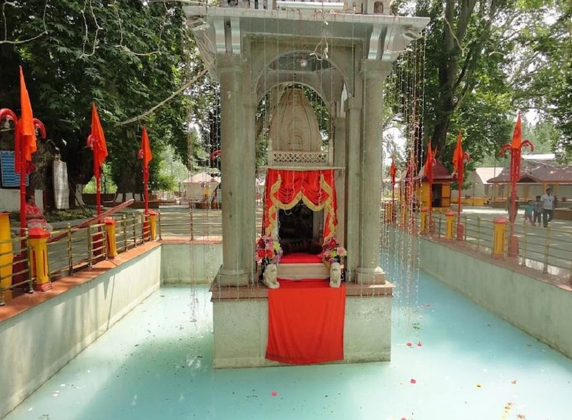 খীর ভবানী মন্দির: এই মন্দির কাশ্মীরের রাজধানি শ্রীনগর থেকে ২৭ কিলোমিটার দূরে অবস্থিত। কাশ্মীরের তুল্লা মুল্লা গ্রামে এই মন্দির আছে। আগে এখানে বছরে একবার মহোৎসব হতো। কিন্তু আতঙ্কবাদের ভয়ে এখন এই মন্দির বন্ধ হয়ে পড়ে রয়েছে। এমনকি পুজোও হয় না ঠিকভাবে। photo source news18Hindi 