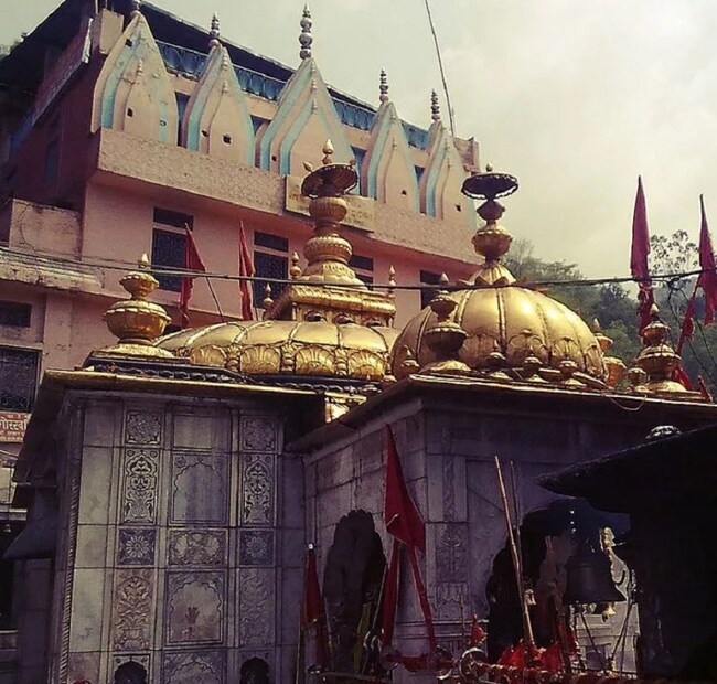 জোয়ালামুখি দেবী মন্দির: এই মন্দির পুলওয়ামা থেকে ১৭ কিলোমিটার দূরে অবস্থিত। দু বছর আগে এই মন্দিরে আতঙ্কবাদীরা আগুন লাগিয়ে দিয়েছিল। এখন এই মন্দিরে পোড়া অংশ ছাড়া কিছু নেই। এখানেও এক সময় প্রচুর ভক্তরা আসতেন। photo source news18Hindi 