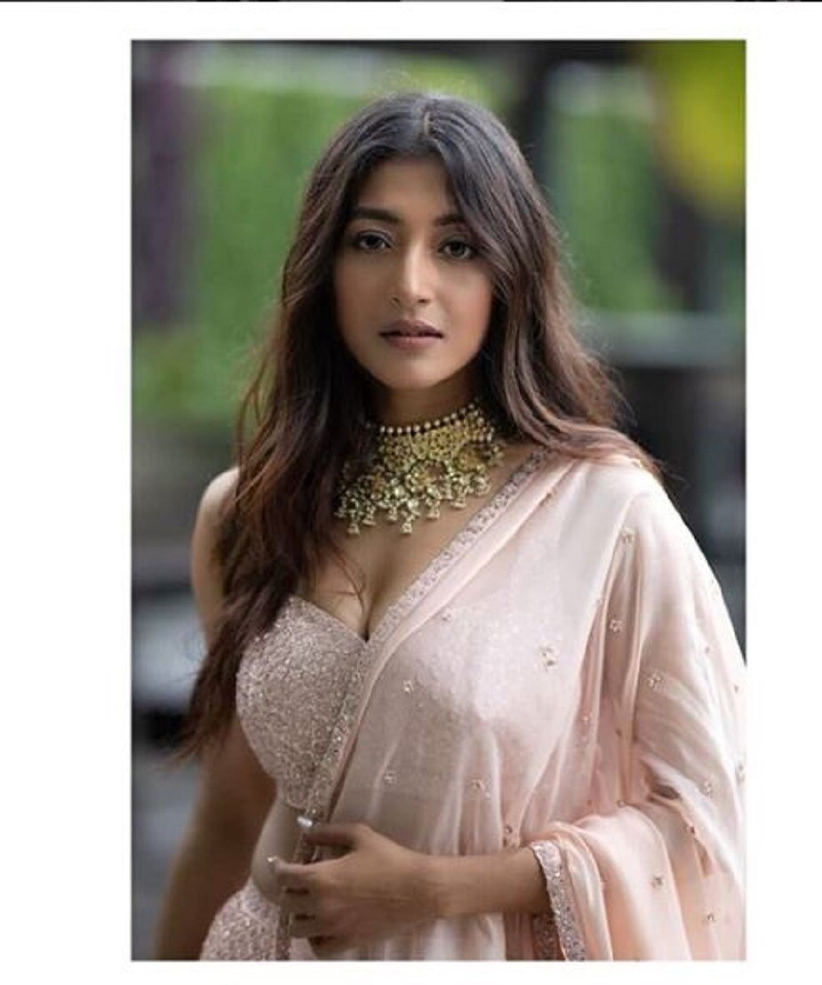 সম্প্রতি জেডব্লউ মেরিয়টে তিনি একটি ফোটোশ্যুট করেন। শ্যুটের নাম 'কনটেমপোরারি ব্রাইড'। সেখানে অনেক দিন পর বোল্ড লুকে একেবারে অন্য রকমভাবে ধরা দিলেন পাওলি।photo source Instagram সম্প্রতি জেডব্লউ মেরিয়টে তিনি একটি ফোটোশ্যুট করেন। শ্যুটের নাম 'কনটেমপোরারি ব্রাইড'। সেখানে অনেক দিন পর বোল্ড লুকে একেবারে অন্য রকমভাবে ধরা দিলেন পাওলি।photo source Instagram