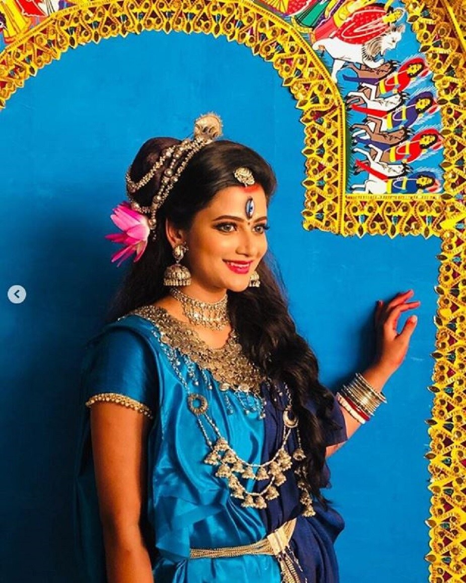 বকুলের চরিত্রে অভিনয় করছেন উষসী রায়। সিরিয়ালে দেখানো হয়েছে তাঁর চুল ছোট । খুব দস্যি মেয়ে তিনি। কিন্তু বাস্তবে একেবারে অন্য রকম বকুল ওরফে উষসী। তাঁর মাথায় এক ঢাল লম্বা চুল। হাসি খুশি হলেও বকুলের মতো দস্যু নন তিনি।photo source Instagram বকুলের চরিত্রে অভিনয় করছেন উষসী রায়। সিরিয়ালে দেখানো হয়েছে তাঁর চুল ছোট । খুব দস্যি মেয়ে তিনি। কিন্তু বাস্তবে একেবারে অন্য রকম বকুল ওরফে উষসী। তাঁর মাথায় এক ঢাল লম্বা চুল। হাসি খুশি হলেও বকুলের মতো দস্যু নন তিনি।photo source Instagram