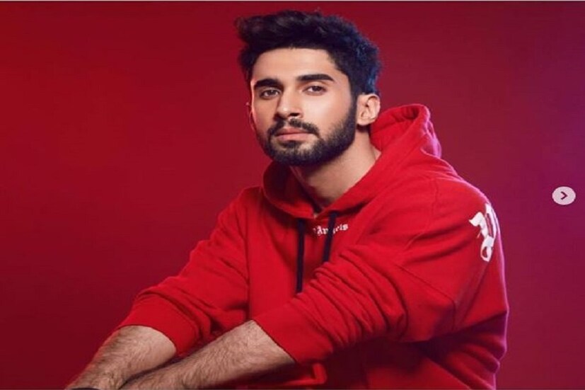 করণ জোহরের এমনিতে দুটি সন্তান রুহি ও যশ। কিন্তু বলিউডে তাঁর সন্তানের অভাব নেই। আলিয়া থেকে শুরু করে শ্রদ্ধা কাপুর বা অনন্যা পান্ডে সব স্টার কিডরাই করণের হাত ধরেই পা রেখেছেন বলিউডে। photo source Instagram 
