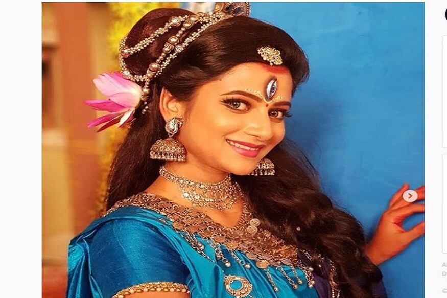 সাহসী ডানপিটে মেয়ে বকুল। স্বপ্ন দেখে বাবার মতো পুলিশ অফিসার হওয়ার। বিয়ের পর তাঁর সুখি সংসার। সংসারে গিয়েও বদলে যায় না বকুল। নানা রকম ঝড় ঝাপটাকে সে সামলে সকলের মুখে হাসি ফোটায় অনায়াসে। বকুল কথা সিরিয়ালের বকুল সকলের খুব প্রিয়। টিআরপি খারাপ নয়। photo source Instagram সাহসী ডানপিটে মেয়ে বকুল। স্বপ্ন দেখে বাবার মতো পুলিশ অফিসার হওয়ার। বিয়ের পর তাঁর সুখি সংসার। সংসারে গিয়েও বদলে যায় না বকুল। নানা রকম ঝড় ঝাপটাকে সে সামলে সকলের মুখে হাসি ফোটায় অনায়াসে। বকুল কথা সিরিয়ালের বকুল সকলের খুব প্রিয়। টিআরপি খারাপ নয়। photo source Instagram