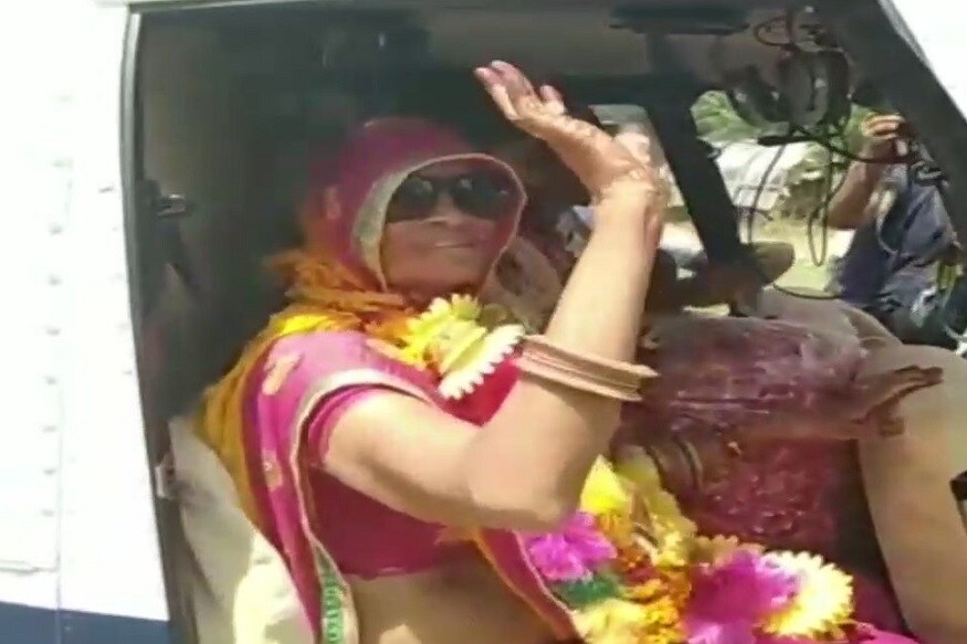 লাখ লাখ টাকা খরচ করে ১৮ মিনিটের চপার রাইড করে আসেন স্কুলশিক্ষক রমেশচন্দ্র মীনা এবং তাঁর স্ত্রী সোমোতি ৷ Photo Courtesy: ANI লাখ লাখ টাকা খরচ করে ১৮ মিনিটের চপার রাইড করে আসেন স্কুলশিক্ষক রমেশচন্দ্র মীনা এবং তাঁর স্ত্রী সোমোতি ৷ Photo Courtesy: ANI