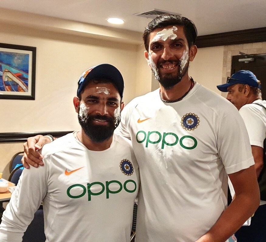 এদিকে টেস্ট সিরিজ পকেটে ঢুকিয়ে টিম ইন্ডিয়ার জোড়া বার্থডে সেলিব্রেশন ৷ দুই স্পিডস্টার অর্থাৎ ইশান্ত শর্মা ও মহম্মদ শামির জন্মদিন সেলিব্রেট হয় ৷ Photo Courtesy- BCCI/ Twitter এদিকে টেস্ট সিরিজ পকেটে ঢুকিয়ে টিম ইন্ডিয়ার জোড়া বার্থডে সেলিব্রেশন ৷ দুই স্পিডস্টার অর্থাৎ ইশান্ত শর্মা ও মহম্মদ শামির জন্মদিন সেলিব্রেট হয় ৷ Photo Courtesy- BCCI/ Twitter