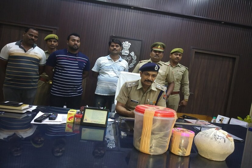 বাড়ি তলার থেকে গুপ্তধন পেতেই গোটা গ্রামে ছড়িয়ে পড়ে এই খবর ৷ এভাবেই পুলিশ জানতে পেরে যায় এই খবর ৷ সেখান থেকেই উদ্ধার করা হয় এই বিশাল পরিমাণের সোনা ও রূপোর গয়না ৷  Photo Courtesy- Hardoi Police Station/ Twitter 
