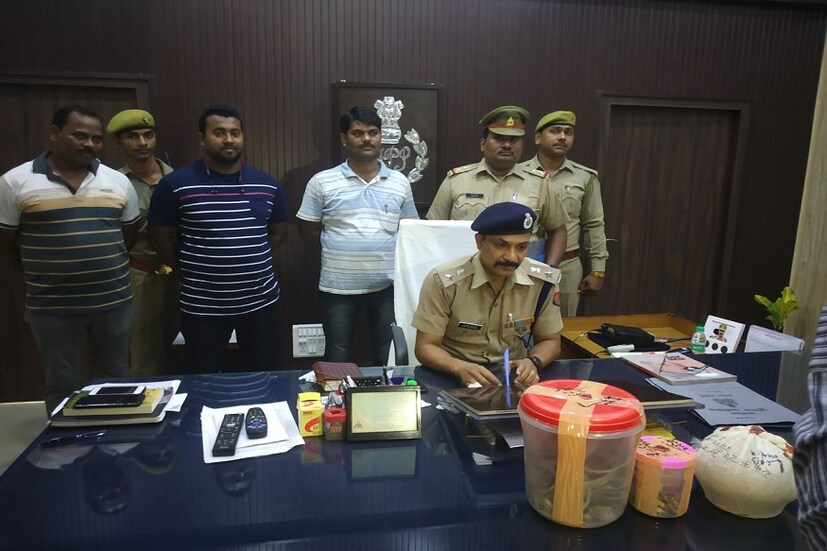 এই গুপ্তধনের সমস্ত অধিকার নিজের দখলে নিয়ে নিয়েছে হারদোই পুলিশ স্টেশনের পুলিশ ৷ কারণ এই গয়ান আর যার বাড়ি থেকে পাওয়া গেছে তার আর নয় ৷ কারণ পুরো বিষয়টা সরকারের অধিকারে ৷ Photo Courtesy- Hardoi Police Station/ Twitter 