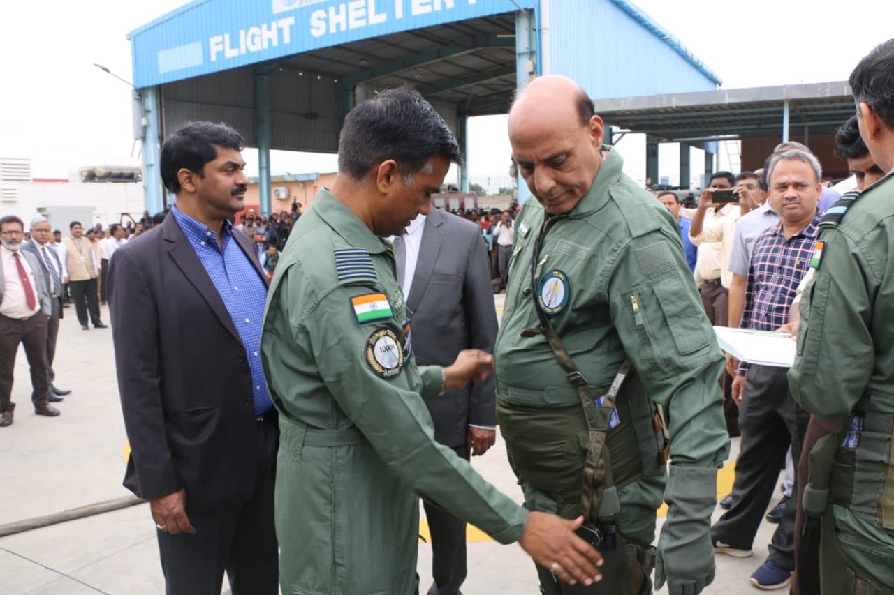 রাজনাথ সিং-এর আগে প্রাক্তন প্রতিরক্ষা মন্ত্রী নির্মলা সীতারমন জোধপুর এয়ারবেস থেকে সুখোই ৩০ এমকেআই ফাইটারে সওয়ার হয়েছিলেন। তিনিই ছিলেন দেশের প্রথম মহিলা প্রতিরক্ষা মন্ত্রী যিনি কো-পাইলট হিসেবে কোনও যুদ্ধ বিমান ওড়ান। Photo Courtesy: Rajnath Singh/Twitter রাজনাথ সিং-এর আগে প্রাক্তন প্রতিরক্ষা মন্ত্রী নির্মলা সীতারমন জোধপুর এয়ারবেস থেকে সুখোই ৩০ এমকেআই ফাইটারে সওয়ার হয়েছিলেন। তিনিই ছিলেন দেশের প্রথম মহিলা প্রতিরক্ষা মন্ত্রী যিনি কো-পাইলট হিসেবে কোনও যুদ্ধ বিমান ওড়ান। Photo Courtesy: Rajnath Singh/Twitter