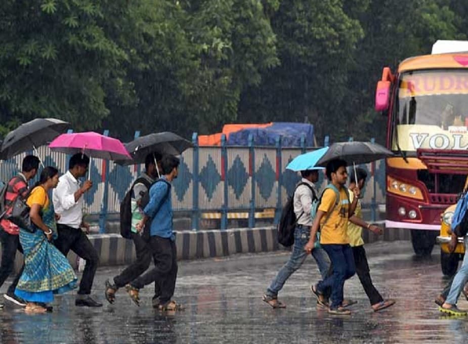 আগামী দু’তিন ঘন্টায় আরও বাড়তে পারে বৃষ্টি ৷ কলকাতা, ২৪ পরগণা ও হাওড়াতেওবৃষ্টির সম্ভাবনা রয়েছে বলে জানিয়েছে আলিপুর আবহাওয়া দফতর ৷ বজ্রবিদ্যুৎ-সহ হালকা থেকে মাঝারি বৃষ্টির সম্ভাবনা। আগামী দু’তিন ঘন্টায় আরও বাড়তে পারে বৃষ্টি ৷ কলকাতা, ২৪ পরগণা ও হাওড়াতেওবৃষ্টির সম্ভাবনা রয়েছে বলে জানিয়েছে আলিপুর আবহাওয়া দফতর ৷ বজ্রবিদ্যুৎ-সহ হালকা থেকে মাঝারি বৃষ্টির সম্ভাবনা।