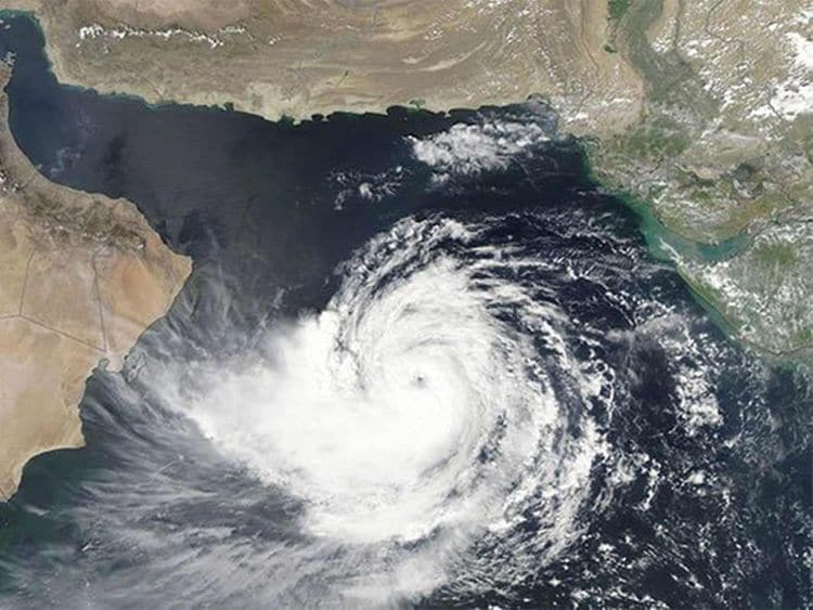 মৌসমভবনের পূর্বাভাস অনুযায়ী, আগামী ২৪ ঘণ্টায় ঘূর্ণিঝড় হিক্কা আরও ঘনীভূত হবে ৷ হিক্কার প্রভাবে আগামী ২৪ ঘণ্টায় গুজরাত উপকূলে ঘণ্টায় প্রায় ৬০–৮০ কিলোমিটার বেগে বইতে পারে প্রবল ঝোড়ো হাওয়া। এ ছাড়া উত্তর পঞ্জাব থেকে মধ্য রাজস্থান হয়ে মধ্য গুজরাত পর্যন্ত সক্রিয় হয়ে রয়েছে পূবালি মৌসুমি বায়ু। মৌসমভবনের পূর্বাভাস অনুযায়ী, আগামী ২৪ ঘণ্টায় ঘূর্ণিঝড় হিক্কা আরও ঘনীভূত হবে ৷ হিক্কার প্রভাবে আগামী ২৪ ঘণ্টায় গুজরাত উপকূলে ঘণ্টায় প্রায় ৬০–৮০ কিলোমিটার বেগে বইতে পারে প্রবল ঝোড়ো হাওয়া। এ ছাড়া উত্তর পঞ্জাব থেকে মধ্য রাজস্থান হয়ে মধ্য গুজরাত পর্যন্ত সক্রিয় হয়ে রয়েছে পূবালি মৌসুমি বায়ু।