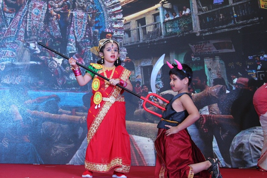 রাইন নদীর তীরে জার্মানির কোলন। সেখানেই গত সাতাশ বছর ধরে পুজো করছেন প্রবাসী বাঙালিরা। এখন চলছে শারদোৎসবের মহড়া। রাইন নদীর তীরে জার্মানির কোলন। সেখানেই গত সাতাশ বছর ধরে পুজো করছেন প্রবাসী বাঙালিরা। এখন চলছে শারদোৎসবের মহড়া।