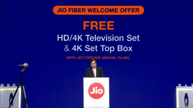 ফের জিও ধামাকা ৷ তবে এবার JioFiber-এর হাত ধরে ৷ বৃহস্পতিবারই বাণিজ্যিকভাবে লঞ্চ হল বহু প্রতীক্ষিত রিলায়েন্সের জিও ফাইবার তথা হাই স্পিড ব্রডব্যান্ড। ভারতের ১৬০০ শহরে এবার মিলবে জিও ফাইবার পরিষেবা ৷ মাত্র ৬৯৯ টাকা থেকে শুরু হচ্ছে JioFiber-এর মাসিক ট্যারিফ প্ল্যান ৷ সঙ্গে গ্রাহকদের জন্য রয়েছে দুর্দান্ত ওয়েলকাম অফার ৷ JioFiber-এর বার্ষিক প্ল্যান নিলে এর সঙ্গে মিলবে ৫০০০ টাকা মূল্যের জিও হোম গেটওয়ে এবং সাড়ে ৬ হাজার টাকার জিও 4K সেট টপ বক্স একদম বিনামূল্যে ৷ এমনকি ২৪ ইঞ্চি HD TV অথবা ৩২ ইঞ্চি HD TV বা ৪৩ ইঞ্চি 4K TV -ও পেয়ে যেতে পারেন ফ্রি-তে ৷ ফের জিও ধামাকা ৷ তবে এবার JioFiber-এর হাত ধরে ৷ বৃহস্পতিবারই বাণিজ্যিকভাবে লঞ্চ হল বহু প্রতীক্ষিত রিলায়েন্সের জিও ফাইবার তথা হাই স্পিড ব্রডব্যান্ড। ভারতের ১৬০০ শহরে এবার মিলবে জিও ফাইবার পরিষেবা ৷ মাত্র ৬৯৯ টাকা থেকে শুরু হচ্ছে JioFiber-এর মাসিক ট্যারিফ প্ল্যান ৷ সঙ্গে গ্রাহকদের জন্য রয়েছে দুর্দান্ত ওয়েলকাম অফার ৷ JioFiber-এর বার্ষিক প্ল্যান নিলে এর সঙ্গে মিলবে ৫০০০ টাকা মূল্যের জিও হোম গেটওয়ে এবং সাড়ে ৬ হাজার টাকার জিও 4K সেট টপ বক্স একদম বিনামূল্যে ৷ এমনকি ২৪ ইঞ্চি HD TV অথবা ৩২ ইঞ্চি HD TV বা ৪৩ ইঞ্চি 4K TV -ও পেয়ে যেতে পারেন ফ্রি-তে ৷