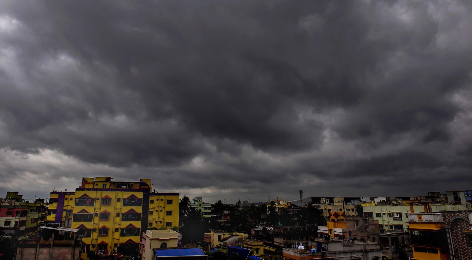 মহারাষ্ট্রে ঘনীভূত নিম্নচাপ ৷ তার জেরে আগামী ৩ দিন বৃষ্টির সম্ভাবনা ৷ কালীপুজোর প্রস্তুতিতে বাধা হতে পারে বৃষ্টি ৷ Representational Image মহারাষ্ট্রে ঘনীভূত নিম্নচাপ ৷ তার জেরে আগামী ৩ দিন বৃষ্টির সম্ভাবনা ৷ কালীপুজোর প্রস্তুতিতে বাধা হতে পারে বৃষ্টি ৷ Representational Image