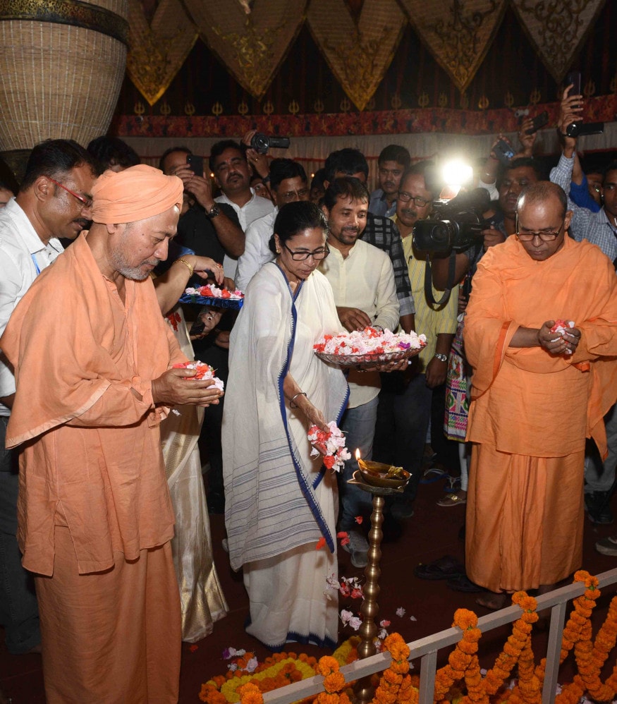 মহালয়াতে শুধু যোধপুর পার্ক ৯৫ পল্লি নয়, কালীঘাট মিলন সঙ্ঘের উদ্বোধনও করেন মুখ্যমন্ত্রী মমতা বন্দ্যোপাধ্যায় ৷ মহালয়াতে শুধু যোধপুর পার্ক ৯৫ পল্লি নয়, কালীঘাট মিলন সঙ্ঘের উদ্বোধনও করেন মুখ্যমন্ত্রী মমতা বন্দ্যোপাধ্যায় ৷