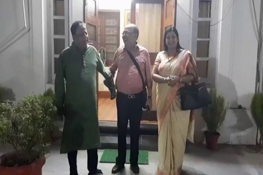 মুকুলের দিল্লির বাড়িতে শোভন-বৈশাখী ৷ ঠান্ডা হওয়া সম্পর্কে উষ্ণতা আনতে উদ্যোগী মুকুল রায় ৷ Photo- Video Grab মুকুলের দিল্লির বাড়িতে শোভন-বৈশাখী ৷ ঠান্ডা হওয়া সম্পর্কে উষ্ণতা আনতে উদ্যোগী মুকুল রায় ৷ Photo- Video Grab