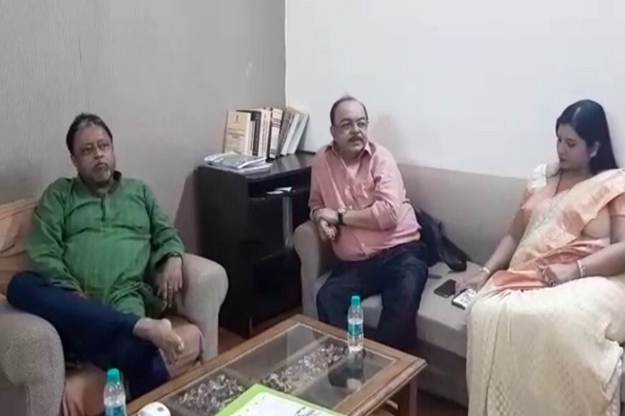 সাড়ে তিন ঘণ্টা ধরে চলে আলোচনা ৷ তিনজনের এই বৈঠকে একাধিক বিষয়ে কথা হয়েছে জানিয়েছেন মকুল রায় ৷ Photo- Video Grab সাড়ে তিন ঘণ্টা ধরে চলে আলোচনা ৷ তিনজনের এই বৈঠকে একাধিক বিষয়ে কথা হয়েছে জানিয়েছেন মকুল রায় ৷ Photo- Video Grab