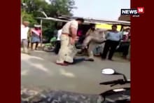 যুবককে রাস্তায় ফেলে নৃশংস ভাবে পেটাচ্ছে উত্তরপ্রদেশ পুলিশ, ভিডিও ভাইরাল