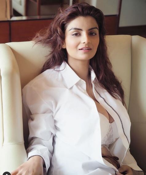 অভিনেত্রী অন্বেষী জৈন ৷ যিনি এখন নেটিজেনদের হৃদয় ঝড় তুলেছেন ৷ Photo Courtesy: Anveshi Jain/Instagram অভিনেত্রী অন্বেষী জৈন ৷ যিনি এখন নেটিজেনদের হৃদয় ঝড় তুলেছেন ৷ Photo Courtesy: Anveshi Jain/Instagram