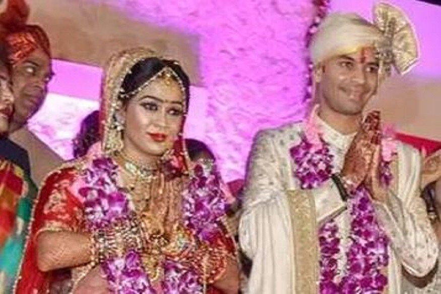 লালুপ্রসাদ যাদবের ছেলে তেজস্বী যাদবের ছেলের বউ ঐশ্বর্য মারাত্মক অভিযোগ এনেছেন নিজের শ্বশুর বাড়ির বিরুদ্ধে ৷ তাঁর অভিযোগ তিনি যে বাড়ি ছেড়েছেন তার কারণ তাঁর শ্বশুরবাড়ির লোক তাঁকে বাড়ি ছাড়তে ব্যধ্য করেছে ৷ Photo- File লালুপ্রসাদ যাদবের ছেলে তেজস্বী যাদবের ছেলের বউ ঐশ্বর্য মারাত্মক অভিযোগ এনেছেন নিজের শ্বশুর বাড়ির বিরুদ্ধে ৷ তাঁর অভিযোগ তিনি যে বাড়ি ছেড়েছেন তার কারণ তাঁর শ্বশুরবাড়ির লোক তাঁকে বাড়ি ছাড়তে ব্যধ্য করেছে ৷ Photo- File