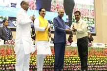 রাষ্ট্রপতি পুরস্কার নিয়ে ফিরলেন প্রিয় শিক্ষক, আবেগে ভাসল বর্ধমান রাষ্ট্রপতি পুরস্কার নিয়ে ফিরলেন প্রিয় শিক্ষক, আবেগে ভাসল বর্ধমান