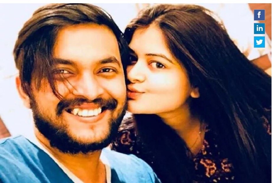 ‘সবিনয় নিবেদন’ ধারাবাহিকে প্রথমবার তাঁদের একসঙ্গে দেখা যায় ৷ শ্যুটিং থেকেই বন্ধুত্ব তারপর প্রেম...! চার বছরের মধ্যেই বিয়ে করেন মধুমিতা ও সৌরভ। কিন্তু, গত বেশ কয়েক মাস ধরে সম্পর্কে তিক্ততা বেড়েছে। ‘সবিনয় নিবেদন’ ধারাবাহিকে প্রথমবার তাঁদের একসঙ্গে দেখা যায় ৷ শ্যুটিং থেকেই বন্ধুত্ব তারপর প্রেম...! চার বছরের মধ্যেই বিয়ে করেন মধুমিতা ও সৌরভ। কিন্তু, গত বেশ কয়েক মাস ধরে সম্পর্কে তিক্ততা বেড়েছে।