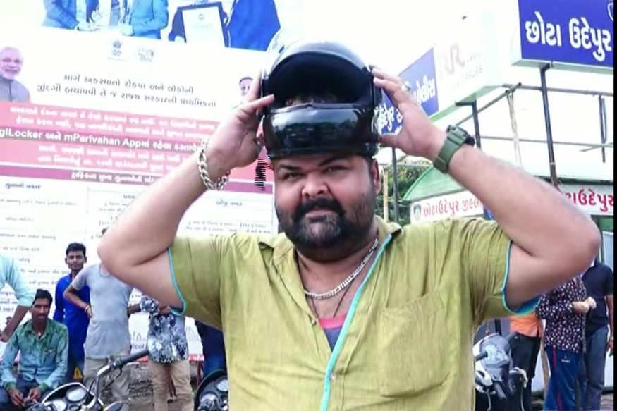 এত্তবড় মাথা যে হাজার খুঁজেও সঠিক সাইজের হেলমেট মেলে না! কাজেই হেলমেট ছাড়াই মোটরবাইক চালাতে হয় জাকির মামনকে। এত্তবড় মাথা যে হাজার খুঁজেও সঠিক সাইজের হেলমেট মেলে না! কাজেই হেলমেট ছাড়াই মোটরবাইক চালাতে হয় জাকির মামনকে।