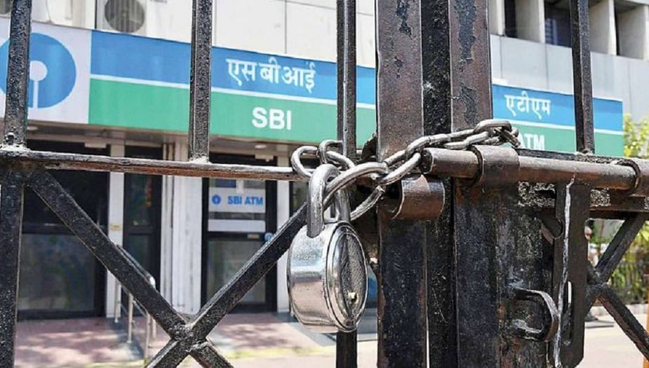 কয়েকদিন আগেই দেশের দশটি বড় রাষ্ট্রায়ত্ত ব্যাঙ্ক মিশে ৪টি ব্যাঙ্কে পরিণত করা হচ্ছে বলে ঘোষণা করেছিলেন অর্থমন্ত্রী নির্মলা সীতারমন ৷ সরকারের এই সিদ্ধান্তের পর ব্যাঙ্ক ইউনিয়ন কর্মচারীদের বেতন বৃদ্ধির দাবি জানিয়েছে ৷ পাশাপাশি ইউনিয়নের তরফে জানানো হয়েছে যে সরকার তাদের দাবি না মানলে নভেম্বর মাস থেকে অনির্দিষ্টকালের জন্য ধর্মঘট করবেন তারা ৷ কয়েকদিন আগেই দেশের দশটি বড় রাষ্ট্রায়ত্ত ব্যাঙ্ক মিশে ৪টি ব্যাঙ্কে পরিণত করা হচ্ছে বলে ঘোষণা করেছিলেন অর্থমন্ত্রী নির্মলা সীতারমন ৷ সরকারের এই সিদ্ধান্তের পর ব্যাঙ্ক ইউনিয়ন কর্মচারীদের বেতন বৃদ্ধির দাবি জানিয়েছে ৷ পাশাপাশি ইউনিয়নের তরফে জানানো হয়েছে যে সরকার তাদের দাবি না মানলে নভেম্বর মাস থেকে অনির্দিষ্টকালের জন্য ধর্মঘট করবেন তারা ৷