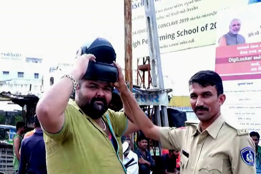 গুজরাতের বডেলির রাস্তায় হেলমেট না পরে মোটরবাইক চালানোর অপরাধে ট্রাফিক পুলিশ আটক করেছিল জাকির মামনকে। বলেছিল ফাইন ভরতেও! কিন্তু জাকিরের সমস্যা শুনে খোদ পুলিশদেরই গালে হাত! গুজরাতের বডেলির রাস্তায় হেলমেট না পরে মোটরবাইক চালানোর অপরাধে ট্রাফিক পুলিশ আটক করেছিল জাকির মামনকে। বলেছিল ফাইন ভরতেও! কিন্তু জাকিরের সমস্যা শুনে খোদ পুলিশদেরই গালে হাত!