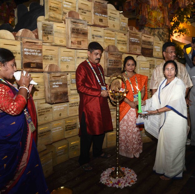 চেতলা অগ্রণীর দুর্গা মন্ডপ উদ্বোধন করলেন মুখ্যমন্ত্রী মমতা বন্দ্যোপাধ্যায়