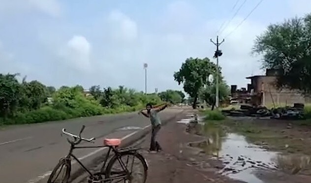 • কখনও ঠোকরায়, কখনও খুবলায় ৷ শিবাও এখন তাই বাড়ি থেকে বেরলেই তাঁর সঙ্গে থাকে লাঠি ৷ সেই লাঠি দিয়ে কাক তাড়াতে তাড়াতে এগোন তিনি ৷ ছবি: সংগৃহীত ৷ • কখনও ঠোকরায়, কখনও খুবলায় ৷ শিবাও এখন তাই বাড়ি থেকে বেরলেই তাঁর সঙ্গে থাকে লাঠি ৷ সেই লাঠি দিয়ে কাক তাড়াতে তাড়াতে এগোন তিনি ৷ ছবি: সংগৃহীত ৷