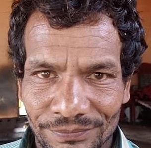 • আসলে কাকগুলো ভাবে তাদের সন্তানকে মেরে ফেলেছেন শিবা ৷ কিন্তু শিবা জানাচ্ছেন, ইলেক্ট্রিকের তারে একবার একটি কাকের ছানা আটকা পড়েছিল ৷ সেটিকে রক্ষা করতে যান শিবা ৷ তাঁর হাতের মধ্যেই মরে যায় ছানাটি ৷ এরপর থেকে কাকেরা ভেবেছে শিবাই মেরেছে তাদের সন্তানকে ৷ ছবি: সংগৃহীত ৷ • আসলে কাকগুলো ভাবে তাদের সন্তানকে মেরে ফেলেছেন শিবা ৷ কিন্তু শিবা জানাচ্ছেন, ইলেক্ট্রিকের তারে একবার একটি কাকের ছানা আটকা পড়েছিল ৷ সেটিকে রক্ষা করতে যান শিবা ৷ তাঁর হাতের মধ্যেই মরে যায় ছানাটি ৷ এরপর থেকে কাকেরা ভেবেছে শিবাই মেরেছে তাদের সন্তানকে ৷ ছবি: সংগৃহীত ৷