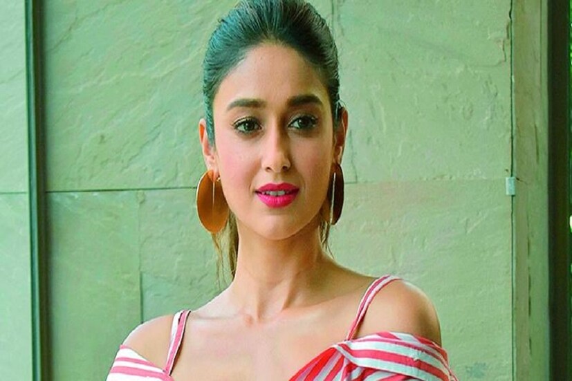 বিরল ও কঠি রোগে ভুগছেন বলিটাউনের অভিনেত্রী ইলিয়ানা ডি'ক্রুজ। নিজেই জানালেন, '' বোঝাতে পারব না, সকালবেলা উঠে যখন দেখি হাতে পায়ের নানা জায়গায় ক্ষতর চিহ্ন, কেমন লাগে!''