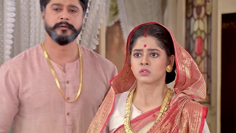 ৩১ অগাস্টের মধ্যে বকেয়া টাকা মিটিয়ে দেওয়ার কথা থাকলেও বুধবার চেক বাউন্স করে। তারপরই ক্যামেরা সহ শুটিংয়ের যাবতীয় সরঞ্জাম না পাঠানোর সিদ্ধান্ত নেন তাঁরা। দুই পক্ষের মিটিং-এর পরও সমাধানসূত্র এখনও অধরা। ৩১ অগাস্টের মধ্যে বকেয়া টাকা মিটিয়ে দেওয়ার কথা থাকলেও বুধবার চেক বাউন্স করে। তারপরই ক্যামেরা সহ শুটিংয়ের যাবতীয় সরঞ্জাম না পাঠানোর সিদ্ধান্ত নেন তাঁরা। দুই পক্ষের মিটিং-এর পরও সমাধানসূত্র এখনও অধরা।