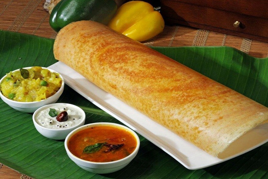এবার আসি ভেজানোর প্রসঙ্গে৷ চাল ও ডাল আলাদা আলাদা ভাবে ধুয়ে নিয়ে হবে৷ ভেজাতেও হবে আলাদা আলাদা৷ অনেকেই প্রথমেই চাল, ডাল একসঙ্গে করে ফেলেন৷ এতে কিন্তু দোসা মুচমুচে হয় না৷ চাল, ডাল দুটোই সারারাত ভিজিয়ে রাখুন৷ সম্ভব না হলে অন্তত ৪ ঘণ্টা ভেজাতেই হবে৷ এবার আসি ভেজানোর প্রসঙ্গে৷ চাল ও ডাল আলাদা আলাদা ভাবে ধুয়ে নিয়ে হবে৷ ভেজাতেও হবে আলাদা আলাদা৷ অনেকেই প্রথমেই চাল, ডাল একসঙ্গে করে ফেলেন৷ এতে কিন্তু দোসা মুচমুচে হয় না৷ চাল, ডাল দুটোই সারারাত ভিজিয়ে রাখুন৷ সম্ভব না হলে অন্তত ৪ ঘণ্টা ভেজাতেই হবে৷