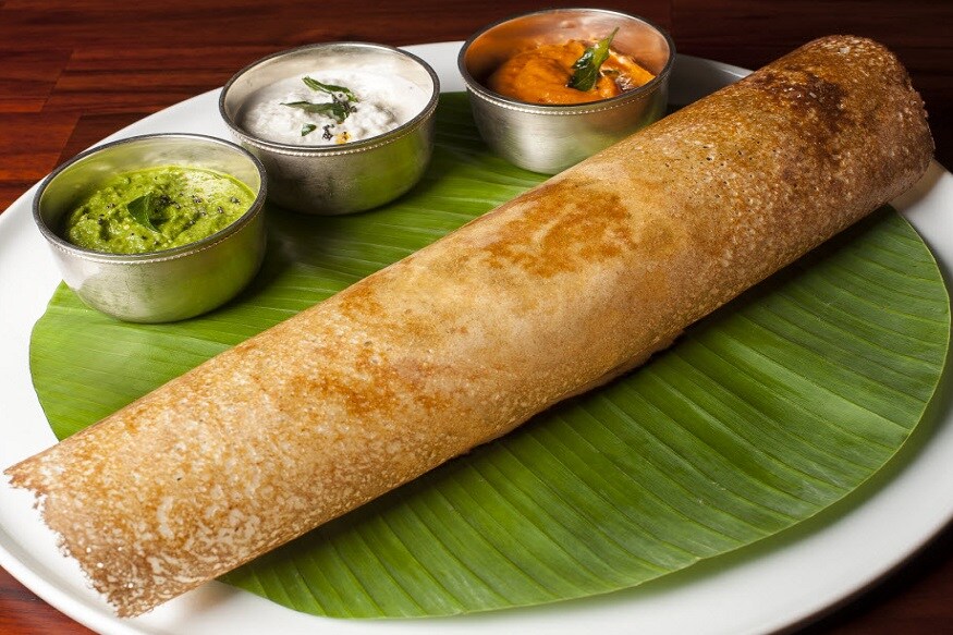 তাওয়ার একদম মাঝখানে এক হাতা মিশ্রণ দিন৷ মিশ্রণ ক্লকওয়াইজ পুরো তাওয়ায় ছড়িয়ে দিন৷ আঁচ বাড়িয়ে মাঝারি কররুন৷ দোসার ধার বরাবর তেল ছড়িয়ে দিন৷ একদম মাঝখানে সামান্য তেল দিন৷ নাহলে মাঝখানে কাঁচা থেকে যাবে৷ দোসা একদম তলা থেকে ভালভাবে হয়ে গেলে উল্টে দিয়ে অন্যপিঠে সামান্য তেল লাগিয়ে ভেজে নিন৷ তৈরি হয়ে যাবে দোকানের মতো মুচমুচে দোসা৷ তাওয়ার একদম মাঝখানে এক হাতা মিশ্রণ দিন৷ মিশ্রণ ক্লকওয়াইজ পুরো তাওয়ায় ছড়িয়ে দিন৷ আঁচ বাড়িয়ে মাঝারি কররুন৷ দোসার ধার বরাবর তেল ছড়িয়ে দিন৷ একদম মাঝখানে সামান্য তেল দিন৷ নাহলে মাঝখানে কাঁচা থেকে যাবে৷ দোসা একদম তলা থেকে ভালভাবে হয়ে গেলে উল্টে দিয়ে অন্যপিঠে সামান্য তেল লাগিয়ে ভেজে নিন৷ তৈরি হয়ে যাবে দোকানের মতো মুচমুচে দোসা৷