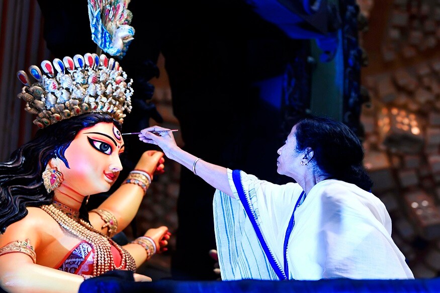 মহালয়ায় দেবীর চক্ষুদান ৷ পরম যত্নে নিজে হাতে প্রতিবারের মতো চেতলা অগ্রণীর দূর্গা প্রতিমার চক্ষুদান করলেন মুখ্যমন্ত্রী মমতা বন্দ্যোপাধ্যায় ৷ মহালয়ায় দেবীর চক্ষুদান ৷ পরম যত্নে নিজে হাতে প্রতিবারের মতো চেতলা অগ্রণীর দূর্গা প্রতিমার চক্ষুদান করলেন মুখ্যমন্ত্রী মমতা বন্দ্যোপাধ্যায় ৷