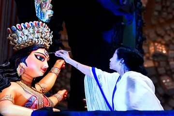 দেবীর চক্ষুদান, শহরের একের পর এক পুজো উদ্বোধনে মুখ্যমন্ত্রী মমতা বন্দ্যোপাধ্যায়