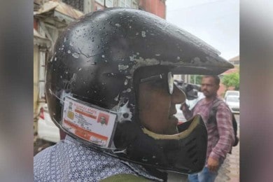 রাস্তায় বাহন নিয়ে বেরনোর সময় যাতে কোনও ডকুমেন্ট নিতে ভুল না হয়, তার জন্য নিজের হেলমেটেই ড্রাইভিং লাইসেন্স, বাইকের কাগজ, বিমা, পিইউসি সার্টিফিকেট সহ সমস্ত নথি সেঁটে নিয়েছেন ৷ একইসঙ্গে ট্রাফিক পুলিশ ধরলে ডকুমেন্ট দেখানোর ঝামেলা থেকে রেহাই ৷ রাস্তায় বাহন নিয়ে বেরনোর সময় যাতে কোনও ডকুমেন্ট নিতে ভুল না হয়, তার জন্য নিজের হেলমেটেই ড্রাইভিং লাইসেন্স, বাইকের কাগজ, বিমা, পিইউসি সার্টিফিকেট সহ সমস্ত নথি সেঁটে নিয়েছেন ৷ একইসঙ্গে ট্রাফিক পুলিশ ধরলে ডকুমেন্ট দেখানোর ঝামেলা থেকে রেহাই ৷