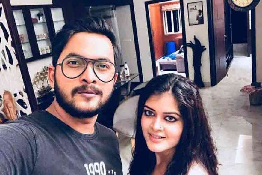 ‘সবিনয় নিবেদন’ ধারাবাহিকে প্রথমবার তাঁদের একসঙ্গে দেখা যায় ৷ যার চার বছরের মধ্যেই বিবাহবন্ধনে আবদ্ধ হন এই হিট জুটি ৷ কিন্তু আট বছরের এই সম্পর্ক এখন শেষ হওয়ার দিকেই ৷ ‘সবিনয় নিবেদন’ ধারাবাহিকে প্রথমবার তাঁদের একসঙ্গে দেখা যায় ৷ যার চার বছরের মধ্যেই বিবাহবন্ধনে আবদ্ধ হন এই হিট জুটি ৷ কিন্তু আট বছরের এই সম্পর্ক এখন শেষ হওয়ার দিকেই ৷
