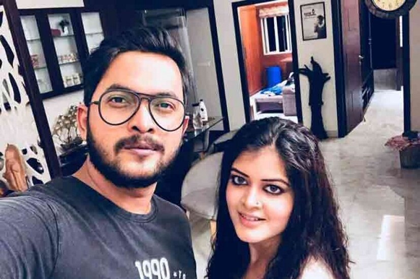 ‘সবিনয় নিবেদন’ ধারাবাহিকে প্রথমবার তাঁদের একসঙ্গে দেখা যায় ৷ যার চার বছরের মধ্যেই বিবাহবন্ধনে আবদ্ধ হন এই হিট জুটি ৷ কিন্তু আট বছরের এই সম্পর্ক এখন শেষ হওয়ার দিকেই ৷