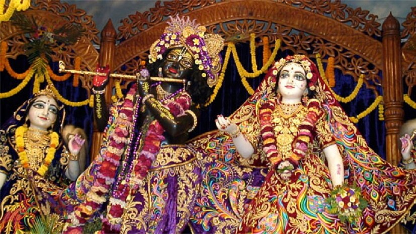 সকালে হয়েছে মহা অভিষেক, দুপুরে প্রসাদ বিতরণ। উৎসব উপলক্ষে আলোকসজ্জায় সাজানো হয়েছে মায়াপুর।