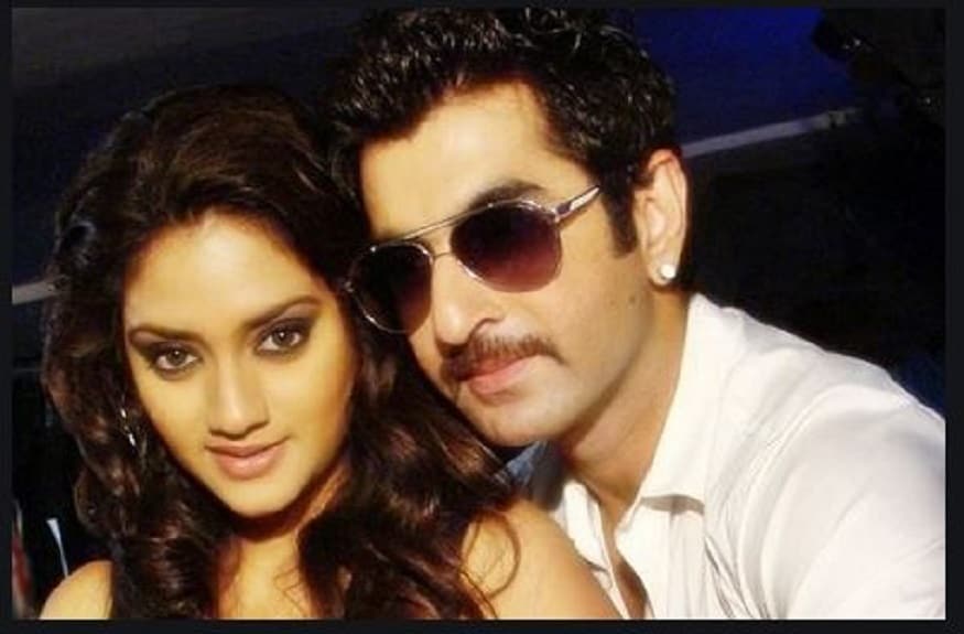 ছবিতে জিত ছাড়াও রয়েছেন আবীর ও নুসরত৷ সাংসদ হওয়ার পর নুসরতের প্রথম ছবি এটি৷ Photo Courtesy: Facebook ছবিতে জিত ছাড়াও রয়েছেন আবীর ও নুসরত৷ সাংসদ হওয়ার পর নুসরতের প্রথম ছবি এটি৷ Photo Courtesy: Facebook