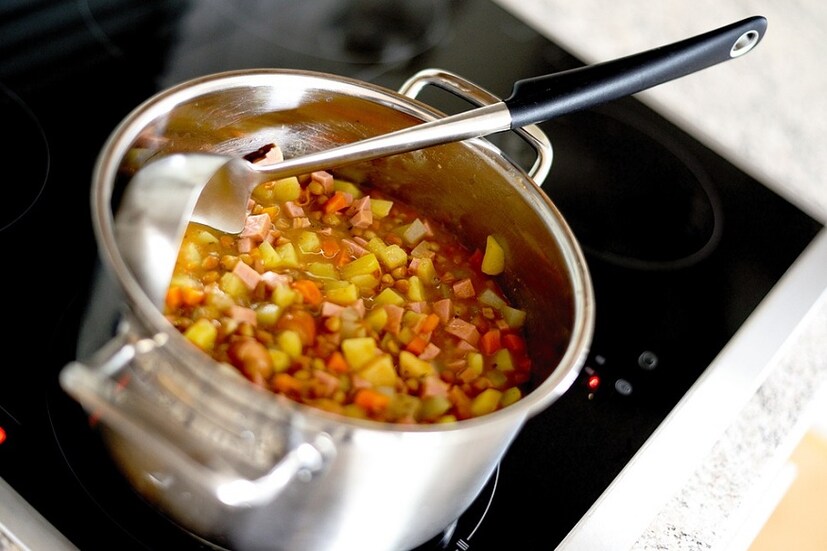 প্রতিদিনের খাবারে অবশ্যই রাখুন ডাল৷ এতে প্রচুর পরিমাণ প্রোটিন থাকলেও অন্যান্য প্রোটিনের মতো হজমে সমস্যা করে না৷ কারণ ডালে থাকে প্রচুর ফাইবার যা কোষ্ঠকাঠিন্য দূর করে পেট পরিষ্কার করতে সাহায্য করে৷