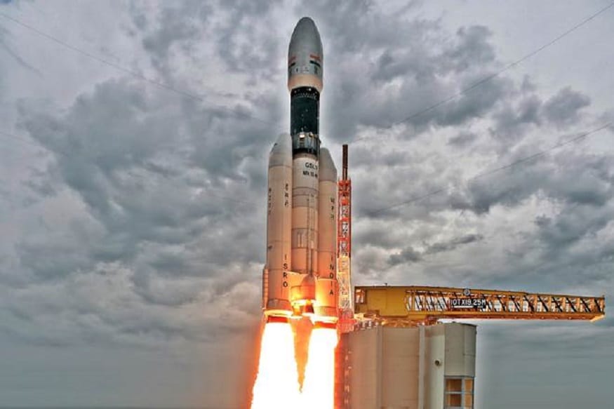 চন্দ্রযান ২ নিয়ে গোটা দেশ ISRO-এর পাশে ৷ এমনকী, পাশে থাকার কথা জানিয়েছেন খোদ প্রধানমন্ত্রী নরেন্দ্র মোদি ৷ কিন্ত যখন গোটা দেশ ইসরোর এই চাঁদ অভিযানের প্রশংসায় পঞ্চমুখ, তখন চন্দ্রযান ২-এর এক মাসে কেন বেতন কাটার সিদ্ধান্ত নেওয়া হয়েছিল সরকারের পক্ষ থেকে ? চন্দ্রযান ২ নিয়ে গোটা দেশ ISRO-এর পাশে ৷ এমনকী, পাশে থাকার কথা জানিয়েছেন খোদ প্রধানমন্ত্রী নরেন্দ্র মোদি ৷ কিন্ত যখন গোটা দেশ ইসরোর এই চাঁদ অভিযানের প্রশংসায় পঞ্চমুখ, তখন চন্দ্রযান ২-এর এক মাসে কেন বেতন কাটার সিদ্ধান্ত নেওয়া হয়েছিল সরকারের পক্ষ থেকে ?