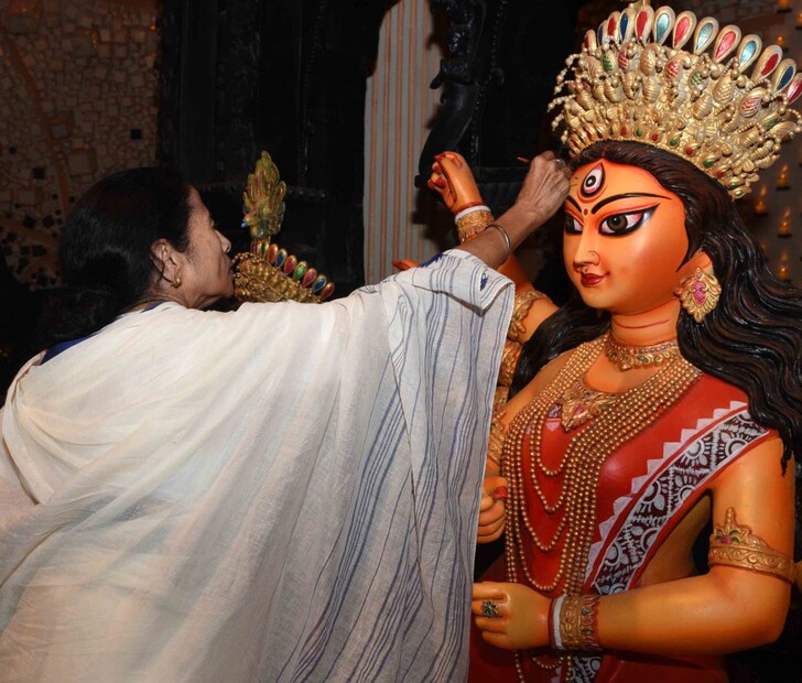 দেবী প্রতিমার চক্ষুদানে ব্যস্ত মুখ্যমন্ত্রী
