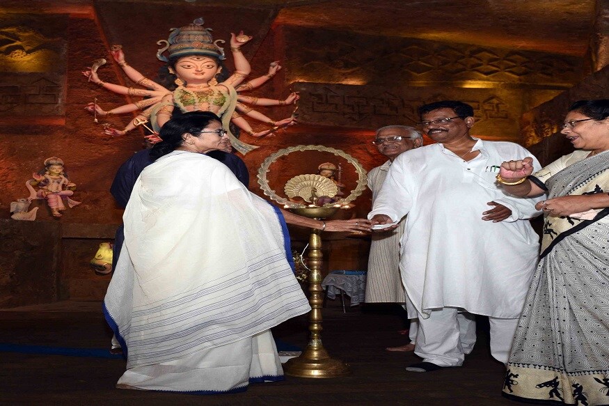 পিতৃপক্ষের শেষে দেবীপক্ষের শুরু ৷ মা দুর্গার আসতে আর কয়েকদিনের অপেক্ষা ৷ কিন্তু মহালয়া থেকেই তিলোত্তমার পুজো মুডে ৷ মহালয়াতেই শুরু কলকাতায় দুর্গা পুজো ৷ একের পর এক পুজো উদ্বোধনে মুখ্যমন্ত্রী মমতা বন্দ্যোপাধ্যায় ৷ পিতৃপক্ষের শেষে দেবীপক্ষের শুরু ৷ মা দুর্গার আসতে আর কয়েকদিনের অপেক্ষা ৷ কিন্তু মহালয়া থেকেই তিলোত্তমার পুজো মুডে ৷ মহালয়াতেই শুরু কলকাতায় দুর্গা পুজো ৷ একের পর এক পুজো উদ্বোধনে মুখ্যমন্ত্রী মমতা বন্দ্যোপাধ্যায় ৷
