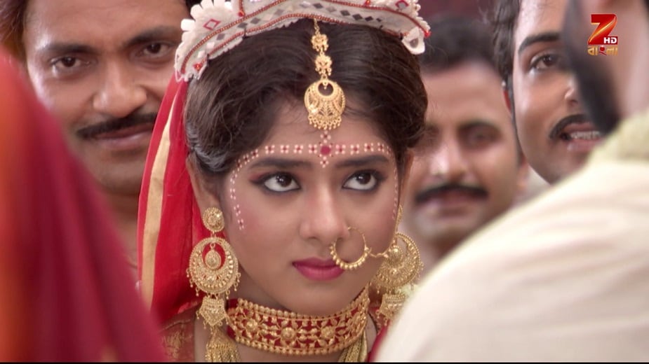 কাঠগড়ায় প্রযোজক সুব্রত রায়। আর্টিস্ট ও টেকনিশিয়ানদের বকেয়া প্রাপ্য মেটানা হলেও ভেন্ডর অর্থাৎ সাপ্লায়ার অ্যাসোসিয়েশনের টাকা না মেটানোয় মঙ্গলবার বন্ধ ছিল শুটিং। ৷ কাঠগড়ায় প্রযোজক সুব্রত রায়। আর্টিস্ট ও টেকনিশিয়ানদের বকেয়া প্রাপ্য মেটানা হলেও ভেন্ডর অর্থাৎ সাপ্লায়ার অ্যাসোসিয়েশনের টাকা না মেটানোয় মঙ্গলবার বন্ধ ছিল শুটিং। ৷