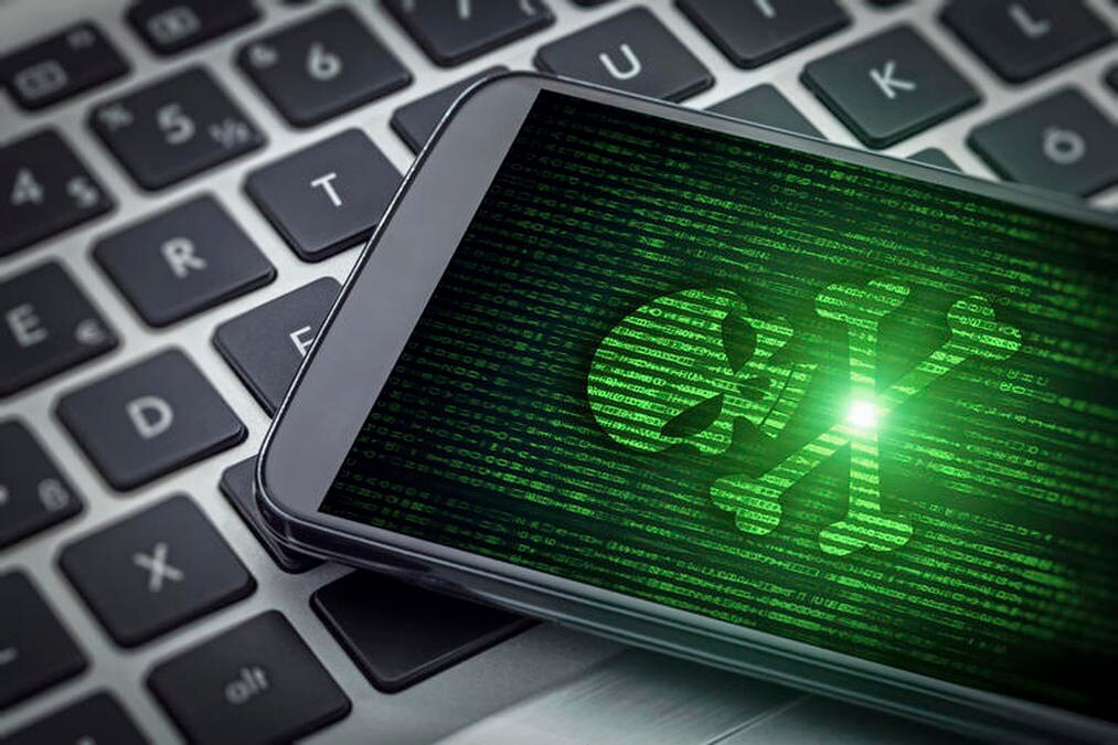 Virus Cleaner আর Anti Virus নামে এই ফেক অ্যাপগুলো ডাউনলোড করা হয়েছে ১ লক্ষের ও বেশি বার। এই অ্যাপগুলো আসল অ্যাপগুলোর নকল করে আর ব্যবহারকারীদের যাতে বুঝতে না পারে তাই 'Scan device for virues'-এর মতো ফিচার অফার করে। এই অ্যাপগুলোর আসল উদেশ্য হচ্ছে বিজ্ঞাপন দেখানও যাতে তাঁরা বেশি টাকা রোজগার কোর্টে পারে। Virus Cleaner আর Anti Virus নামে এই ফেক অ্যাপগুলো ডাউনলোড করা হয়েছে ১ লক্ষের ও বেশি বার। এই অ্যাপগুলো আসল অ্যাপগুলোর নকল করে আর ব্যবহারকারীদের যাতে বুঝতে না পারে তাই 'Scan device for virues'-এর মতো ফিচার অফার করে। এই অ্যাপগুলোর আসল উদেশ্য হচ্ছে বিজ্ঞাপন দেখানও যাতে তাঁরা বেশি টাকা রোজগার কোর্টে পারে।